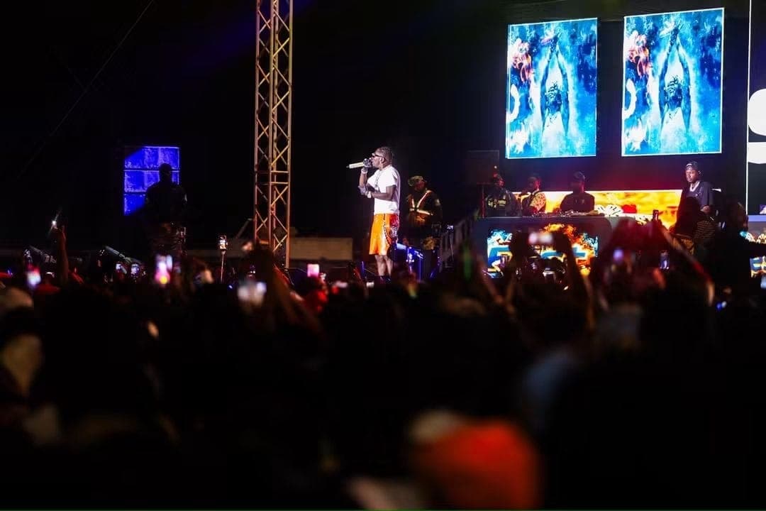 Shatta Wale performs Stonebwoy’s ‘Putuu’, preaches unity among artistes, fans.