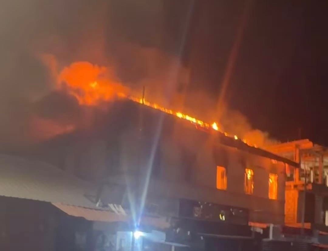 Koforidua: Fire destroys shops, homes; firefighter injured
