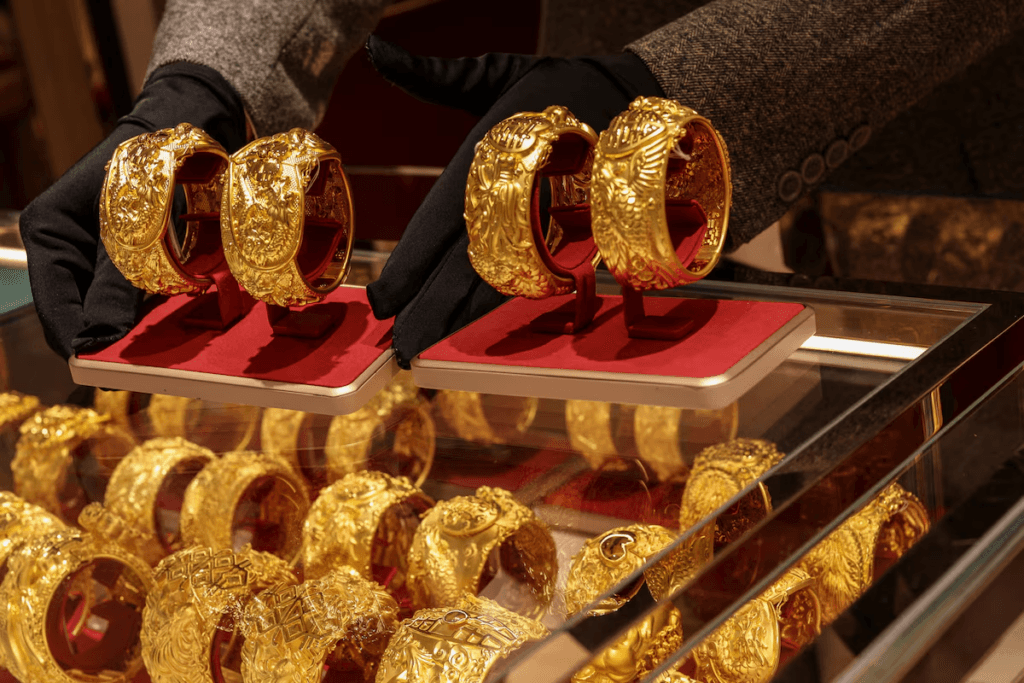 Gold slips before US payrolls data, set for second weekly loss