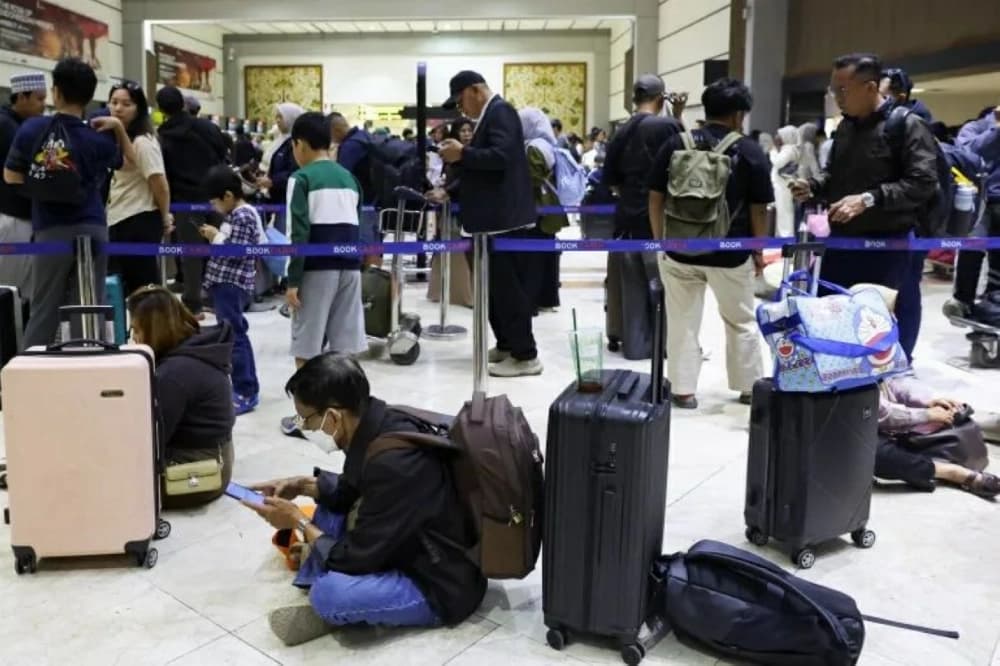 Indonesia reopens airports after volcano eruption leaves 340,000 stranded