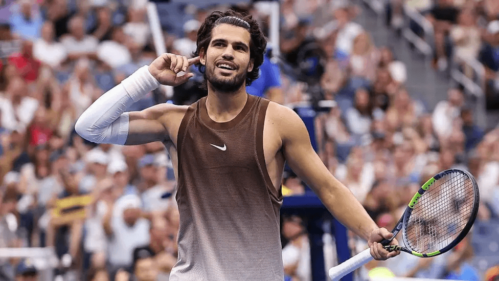 Alcaraz delivers statement win to reach last eight