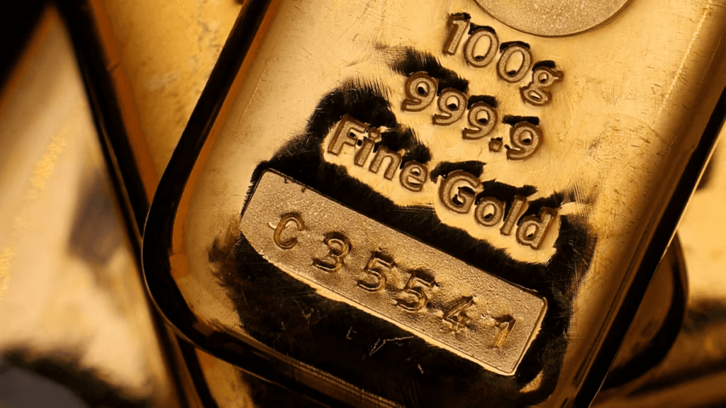 Gold edges lower with focus on Fed minutes, rate path clues