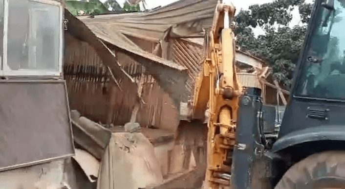 Obuasi East Assembly orders removal of containers from road reservation