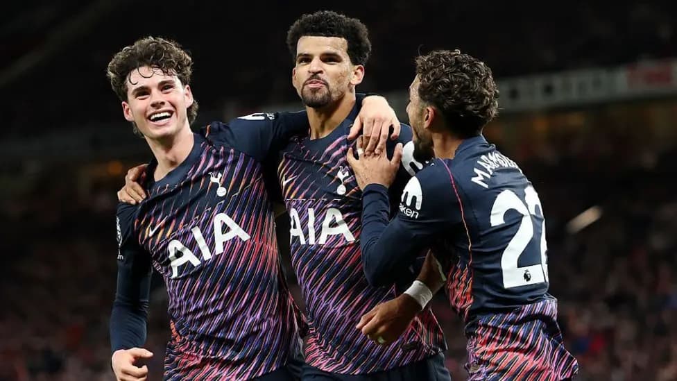Late Solanke strike salvages 10-man Spurs draw at Man United